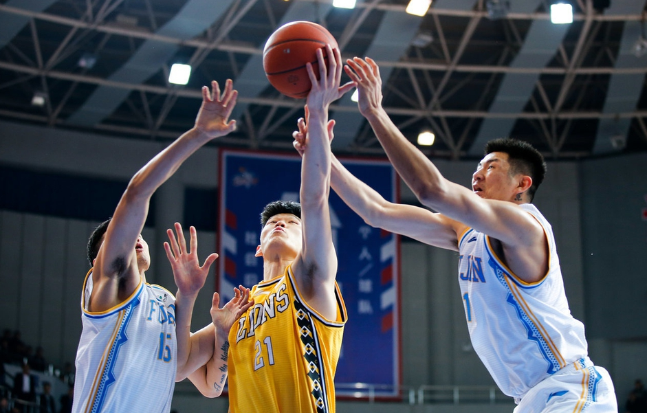 球队拼尽全力，奋勇向前，争取最终胜利的简单介绍