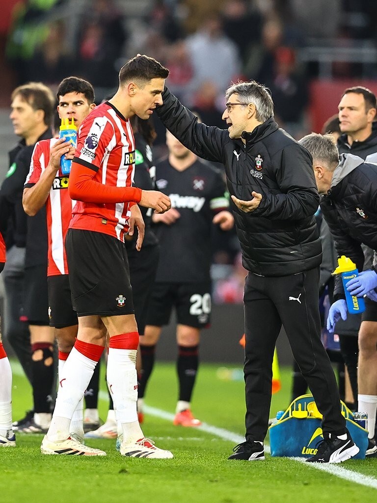 开云体育官网-队长重伤离场，英超球队成续战困境的简单介绍