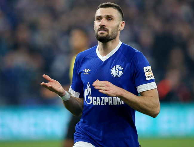 包含沙尔克04大将伤愈复出，球队士气大振的词条