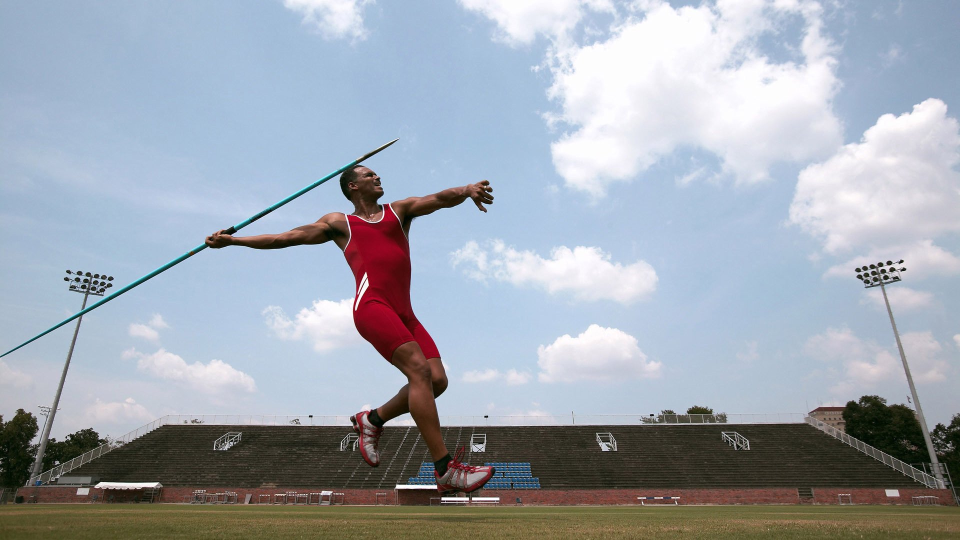 开云体育官方网站-赛道与球场，英格拉姆的突破之夜与F1争冠的终极隐喻