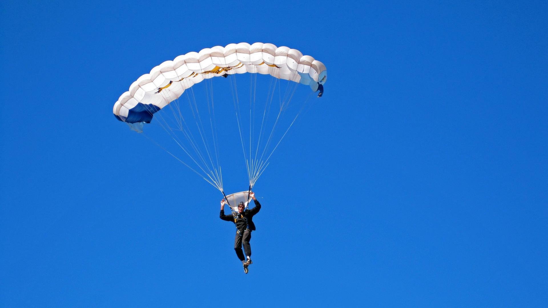 活塞碾压勇士，霍勒迪在F1街道赛接管比赛